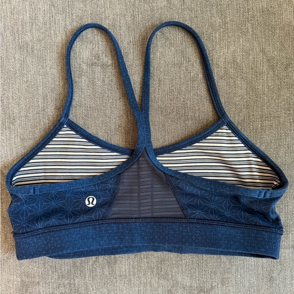 Lululemon Size 6 Flow Y Sports Bra in Navy Blue - Picture 2 of 3